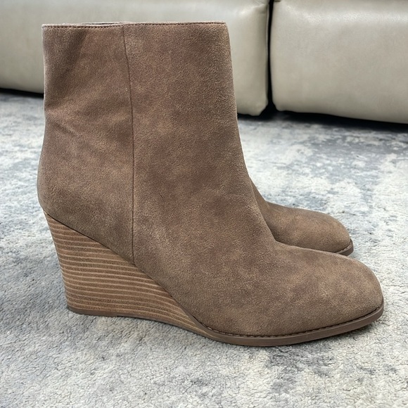New Dolce Vita Rupart Wedge Ankle Bootie Faux Suede Truffle Tan Sz 12 - Picture 5 of 12